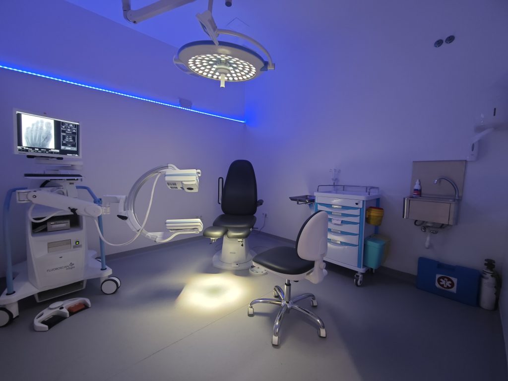 Sala de cirugía podológica avanzada en A Coruña